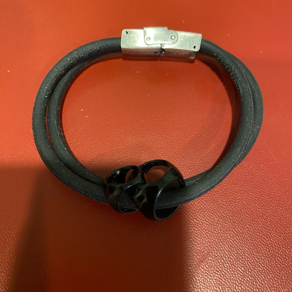 Chic Black Rubber Bracelet with Silver Clasp